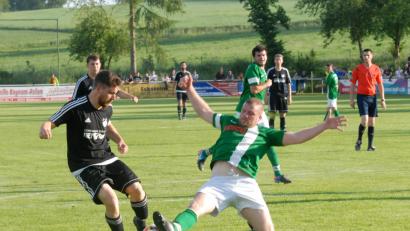 Bild: Gebert, Rudolf
Aller Einsatz half nichts: Tobias Riederer (rechts) und der TSV Neualbenreuth zogen in der Relegation zunächst gegen den FC Lorenzreuth (im Bild Michael Schneider) und anschließend gegen den FC Eintracht Münchberg II den Kürzeren.