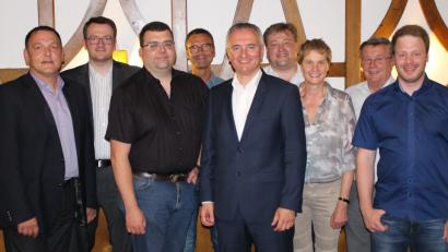Bild: paf
Stefan Frank (Dritter von links) heißt der neue Geschäftsführer der CSU-Amberg-Sulzbach. Kreisvorsitzender Harald Schwartz (Mitte) gratulierte ihm mit den weiteren Mitgliedern des Vorstands.