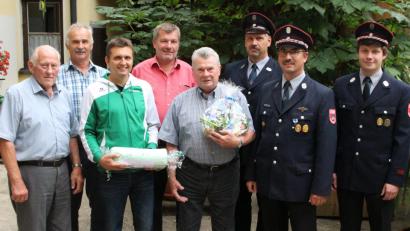 Bild: Michaela Lowak
Ernst Schönberger (Mitte) feiert 75. Geburtstag. Es gratulieren Albert Mark (von links), Joe Bergler, Matthias Sauer, Hans Franz, Thomas Kreinhöfner, Christian Windschiegl und Fabian Kühnl.