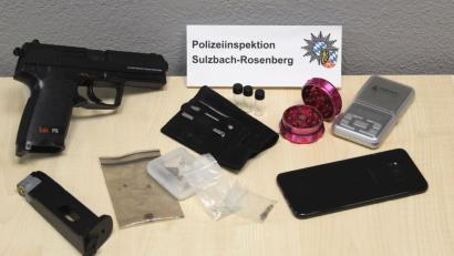 Bild: Polizei
Bei der Hausdurchsuchung stellten die Polizeibeamten neben dem gestohlenen Handy und der entwendeten Luftpistole auch Marihuana, Crystal-Speed und entsprechende Rauschgiftutensilien sicher.