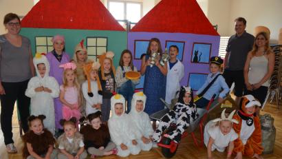 Bild: jr
Groß ist beim Leonberger Kinderchor die Vorfreude auf die Aufführung des ersten Musicals. Im Bild die Kinder mit musikalischer Leiterin Michaela Burger (links), Regisseurin Michaela Teubner (rechts) und technischem Leiter Martin Teubner (Zweiter von rechts).