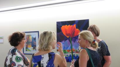 Bild: ubb
Petra Schicker (2 von rechts) zeigte unter anderem auch den Freundinnen aus Lauf ihr mitgebrachtes Gemälde.