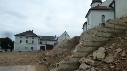 Bild: ptr
Die Neugestaltung des Areals Hauptstraße 2 wird sich nach dem Abriss des alten Schulhauses noch eine Weile hinziehen. Den Zeitplan stellt Architekt Christian Schönberger in der Sitzung am 19. Juni vor.