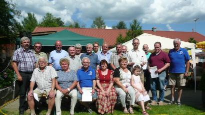 Bild: exb
Die Geehrten Siedler (sitzend, von links): Adolf Donhauser, Rosina Kontny, Engelbert Beer, Gisela Reindl, Renate Frai; (stehend, von links): Kreisvorsitzender Reinhard Ott, Joachim Diesch, Bürgermeister. Roland Strehl, Siegfried Roßmann, Ludwig März, Nikolaus Scharl, Armin Lontke, Richard Wiendl, Peter Pechtl, Josef Reindl, Wolfgang Roggenhofer, Thomas Reinhard, Gerhard Voigt und Vorsitzender Josef Blödt.