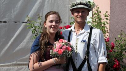 Bild: aun
Sind sie nicht fesch? Johanna Guttenberger und Matthias Graf werden zum Oberkirwapaar gekürt.