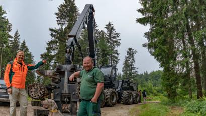 Bild: exb
Dr. Michael Kutscher, Leiter der Forsttechnik der Bayerischen Staatsforsten (links), testet gemeinsam mit Harvesterfahrer Gregor Friedel den neuen Logset Hybrid-Harvester im Fichtelgebirge.