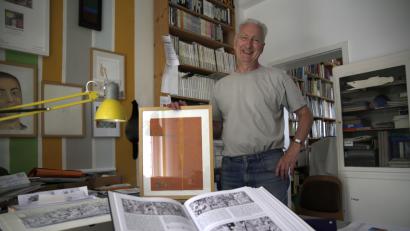 Bild: Sonja Kaute
In Wolfgang Herzers Regalen stapeln sich seine Comics. Zahlreiche gedruckte Bände und Originalzeichnungen finden sich – ein mit Bleistift gezeichnetes Lebenswerk. Angefangen hat alles mit einer Hausordnung, die er für seine Kinder angefertigt hat (im Rahmen).