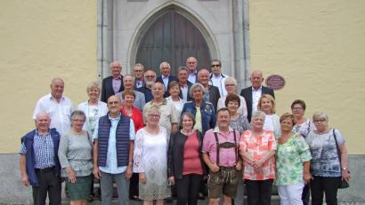 Bild: Gerl
Vor dem Gottesdienst stellen sich die Ehemaligen des Jahrgangs 1947/48 zum Gruppenfoto auf.