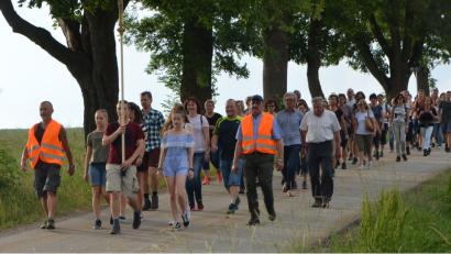 Bild: dob
Die Wallfahrer machten sich am Freitagabend bei herrlich angenehmen Temperaturen auf den sieben Kilometer langen Fußmarsch von Vohenstrauß nach Moosbach. Die Pfarrwallfahrt hat eine Jahrhunderte lange Tradition.