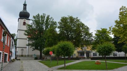 Bild: jr
Der historische Therese-Neumann-Platz in Konnersreuth steht am Samstag beim 19. Kreisjugend- und Familientag im Mittelpunkt. Von 13 bis 19 Uhr gibt es eine Fülle von Aktionsangeboten, in dessen Mittelpunkt Spiel, Spaß und Musik stehen. Die Jugend und Familien des Landkreises sind bei familienfreundlichen Preisen eingeladen.