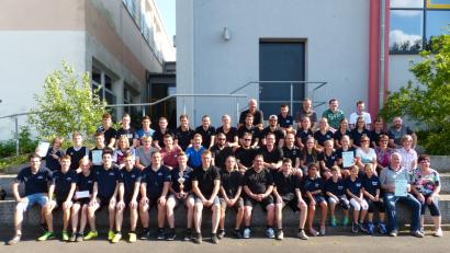 Bild: Neumann, Jochen [NJN] (jochen.neumann@erbendorf.de)
Die teilnehmenden Mannschaften des diesjährigen Menschenkickerturniers der katholischen Jugend. Mit auf dem Bild Pfarrer Martin Besold (letzte Reihe, dritter von rechts), Gemeindereferentin Roswitha Heining (erste Reihe rechts) und Kirchenpfleger Alfons Meierhöfer (erste Reihe, zweiter von rechts).