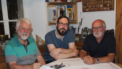 Bild: hev
500 Euro befinden sich in dem Kuvert, das Karlheinz Keck (rechts), der Vorsitzende des Heimatvereins, Martin Kohl und Filmemacher Robert Neuber (von links) für den Verein „Wiederaufbau Bhaktapur“ überreicht.