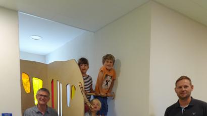 Bild: nib
Kindergartenleiterin Sandra Honig (Dritte von links)  und die Kinder freuten sich sehr über die Spende des Elternbeirats, vertreten durch Nicole Schwaiger, Hans Schottenheim (links) und Jörg Fasold (rechts)