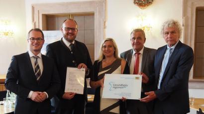 Bild: Bühner, Siegfried
Sogar an Dübel und Schrauben zum Anbringen des Schildes "Gesundheitsregion plus" hatte Gesundheitsministerin Melanie Huml gedacht. Mit dabei (von links) Geschäftsstellenleiter Professor Steffen Hamm, Landrat Andreas Meier, Oberbürgermeister Kurt Seggewiß und Landrat Wolfgang Lippert