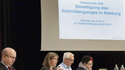 Bild: Götz
Vier Tage dauerte der Erörterungstermin, den die Regierung der Oberpfalz innerhalb des Planfeststellungsverfahrens zur Beseitigung des schienengleichen Bahnübergangs in Nabburg angesetzt hatte. Vom 16. bis 19. April kamen zuerst in der Nordgauhalle und dann im Rathaus die vorgebrachten Einwände zur Sprache.