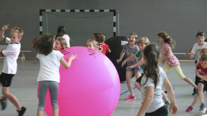 Bild: fpoz
Die Waldershofer Schüler sind von Anfang an vom Kin-Ball-Spiel begeistert.