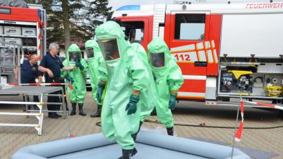 Bild: dob
Ähnlich wie man sich Marsmänner vorstellt, müssen sich die eingesetzten Feuerwehrleute bei einem Unfall mit gefährlichen Stoffen schützen.