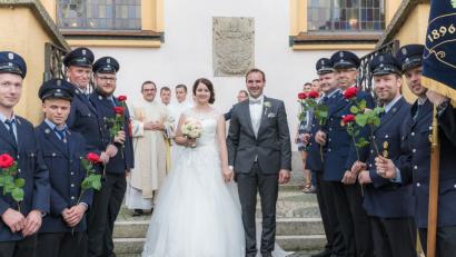 Bild: exb
In der Kirche in Stein schlossen Ilona Mark und Ludwig Fütterer den Bund fürs Leben. Mit einem Ehrenspalier gratulierte die Feuerwehr Leonberg.