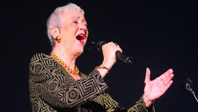 Bild: Holger Stiegler
Inez Timmer macht bei „Luisenburg Late Night“ mit Grönemeyer-Songs ebenso eine gute Figur wie mit Edith-Piaf-Chansons.