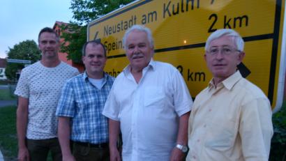 Bild: rn
Thomas Riedl, Holger Götz, Ralf Stock und Karl Meiler (von links) überzeugen sich vor Ort  über die Verkehrssituation in Tremmersdorf.