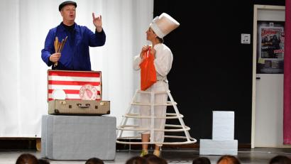 Bild: Petra Hartl
Auf Einladung des Stadtjugendrings trat das Theater Thevo mit „Kongla – sprechen Sie Deutsch“ bei der interkulturellen Woche 2017 auf. Auch heuer plant der Stadtjugendring wieder eine Veranstaltung zu dieser Reihe.