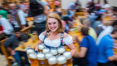 Bild: Marc Müller
Eine Kellnerin trägt beim Münchner Oktoberfest auf der Theresienwiese zehn Maß Bier zu einem Tisch. Foto: Marc Müller/Archiv