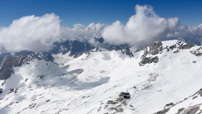 Bild: Angelika Warmuth/dpa
Wolken ziehen über das Skigebiet auf dem Zugspitzplatt. Auf dem Berg hat es am 13. Juni geschneit.