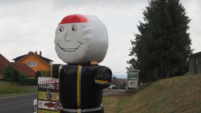 Bild: gz
Die Strohpuppe der Feuerwehr begrüßt die Gäste mit einem freudestrahlenden Lächeln und hofft während der drei Festtage auf ein sommerliches Wetter.