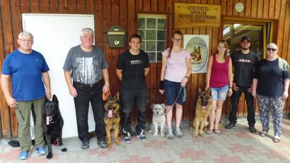 Bild: rdo
Vorzügliche Leistungen zeigten die Vierbeiner bei der Ortshundeprüfung des Schäferhundevereins Weiden. Vorsitzende Silvia Kromp (rechts) und Prüfungsleiter Michael Lindner (Zweiter von rechts) lobten die hervorragenden Ergebnissen. Bild: Dobmeier