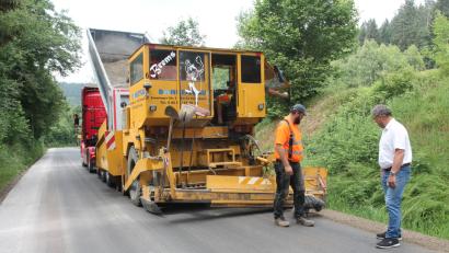 Bild: pi
Bürgermeister Johann Maurer (rechts) und Thomas Schaller vom Bauhof sind vollauf zufrieden über den Ablauf der Arbeiten zum Ausbau der Straße von Hammermühle in Richtung Brünst.