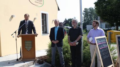 Bild: Piegsa, Bernhard [BJP]
Zufrieden und erleichtert beschrieb Bürgermeister Thorsten Hallmann (links) den "langen Weg" zum Dorfladen. Von rechts: Pastor Dr. André Fischer, Pfarrer Edmund Prechtl, Dorfladen-Geschäftsführer Walter Schäffler. Bild: bjp