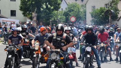 Bild: bnr
Über 200 Moped-Oldtimer gingen an den Start zur Rundfahrt um den Trausnitzer Stausee . Angeführt wurde der Pulk vom Organisator Daniel Retzer auf seiner Kreidler.