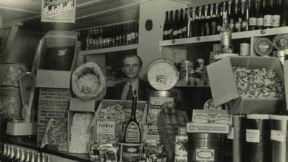 Bild: exb
Blick in das  Kolonialwarengeschäft von Jakob Gessert im Durchgangslager Wiesau, 1950er Jahre.