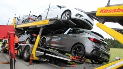 Bild: Alexander Auer
Der Autotransporter sinkt im Bankett ein und droht umzukippen.