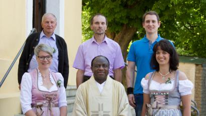 Bild: Foto Hummer
Die Jubelkommunikanten der Pfarrei Griesbach mit Pfarrer Dr. Charles Ifemeje.
