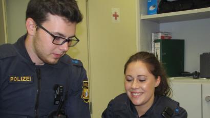 Bild: Polizei
Zwei Beamte der Polizeiinspektion Sulzbach-Rosenberg nahmen das kleine Kätzchen zunächst in ihre Obhut.