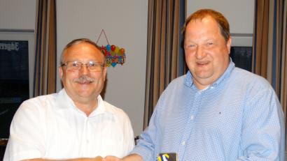 Bild: wlr
Berthold Winterl (rechts) erhält von Gerhard Träger  die  Ehrennadel in Gold des Norbayerischen Musikbundes.