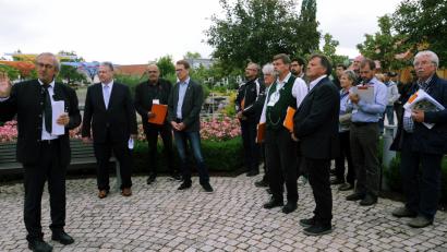 Bild: GF
Ursensollens Bürgermeister Franz Mädler (links) stellt die Vorzüge seiner Gemeinde dar: Die Jury des Wettbewerbs „Unser Dorf hat Zukunft“ hört fleißig zu und macht sich Notizen.