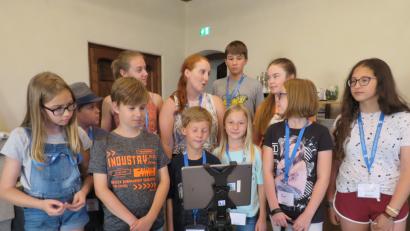 Bild: ubb
Nach den Dreharbeiten schauen sich die Jugendlichen gemeinsam mit Schauspielerin Christina Baumer (Mitte, hinten) das Video gleich an.