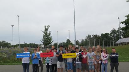 Bild: jzk
Wie der Reaktionsweg mit dem Anhalteweg eines Fahzeugs zusammenhängt, erklären die ADAC-Moderatoren Annette Halvorsen und André Helwig den Mittelschüler  bei der Aktion „Hallo Auto“.