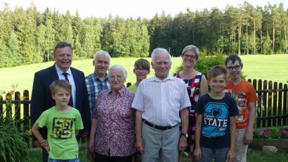 Bild: ils
Das Jubelpaar Gottlieb und Luise Seitz zusammen mit Bürgermeister Gerhard Kellner (links) und Sohn Rupert mit seiner Familie.