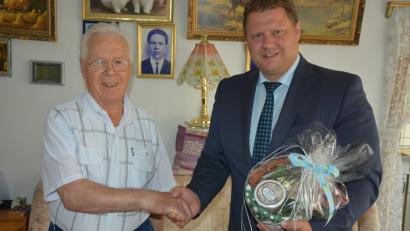 Bild: jr
Alexander Nuss (links) feierte am Dienstag seinen 85. Geburtstag, 2. Bürgermeister Stefan Grillmeier überbrachte die Glückwünsche der Stadt.