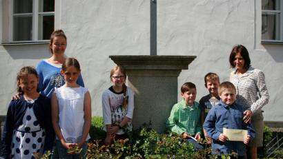 Bild: wro
Die Spendenübergabe erfolgte nach dem Gottesdienst am Falkenberger Marktplatz. Im Bild (von links) Sophia Lindner, Birgit Bleistein (Vertreterin von  „Stiftland-Sternenkinder“), Lenya Trottmann, Klara Zeitler, Pius Fischer, Florian Jähring, Andreas Meister und „Sternenkinder“-Vorsitzende Beatrix Kempf.