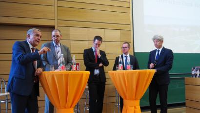 Bild: Bühner
Über die Zukunft der Krankenhäuser im ländlichen Raum diskutierten (von links) Oberbürgermeister Kurt Seggewiß ;Dr. Thomas Egginger, ärztlicher Direktor der Kliniken Nordoberpfalz, Professor Andreas Schmidt von der Universität Bayreuth; Professor Steffen Hamm von der OTH Amberg-Weiden und OTH-Dekan Professor Clemens Bulitta