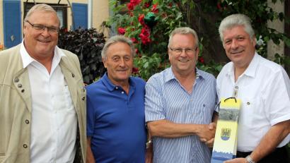 Bild: lst
Josef Barth, Vorsitzender der Siedlergemeinschaft Floß (Zweiter von rechts), feiert den  70. Geburtstag. Es gratulieren nicht nur Reinhard Gayer, Herrmann Bergler und Bürgermeister Günter Stich (von links), sondern viele Freunde, Nachbarn, Familie und Vereinsvertreter.