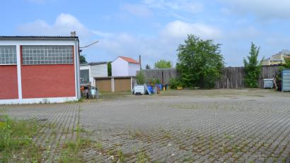 Bild: hcz
Weit nach hinten reicht das Grundstück beim Betriebsgebäude des Objekts in der Dr.-Seeling-Straße. Es ging für einen Preis weit über dem Verkehrswert weg.