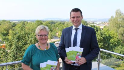 Bild: Pressestelle Landratsamt Schwandorf
Landrat Thomas Ebeling und die Leiterin der Seniorenfachstelle, Evi Seitz, präsentieren die druckfrische Neuauflage des Seniorenwegweisers.