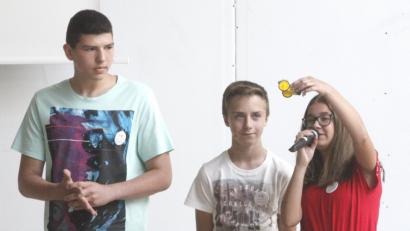 Bild: Hirsch (RHI), Rudolf [RHI] (RUDOLF.HIRSCH@T-ONLINE.DE)
Julia Singer, Fabian Hauser und Ilic Dragan (von rechts) stellten bei der Bildungskonferenz ein selbstfahrendes Modellauto vor, das sie zusammen mit Horsch-Azubis entwickelt haben.     Bilder: Hirsch