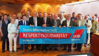 Bild: Bühner
Teilnehmer am Arbeitnehmertag 2018 versammelten sich hinter einem Plakat, das in der gesamten Oberpfalz gezeigt werden soll