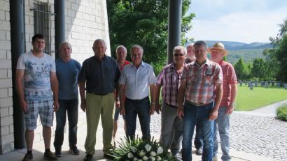 Bild: do
Wolfgang Meyer (von links), Oberstleutnant Uwe Patz, der ungarische Vertreter Imre Kovács, zweiter Vorsitzender Helmut Schmidt, Vorsitzender Max Wagner, Schriftführer Hans Meyer, Ehrenmitglied Reinhold Reinl, Richard Neukam und Albert Schmid legen am Soldatenfriedhof einen Kranz nieder.